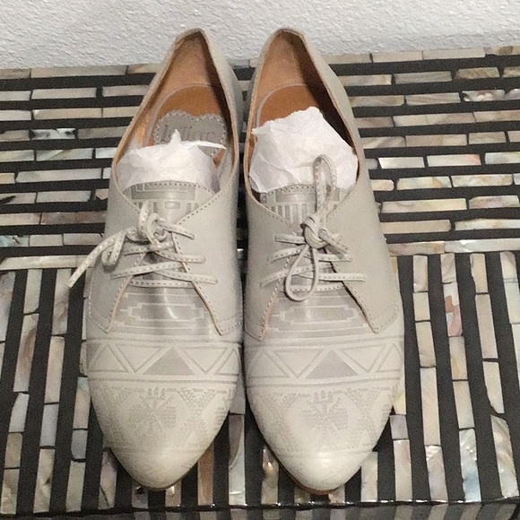 EUC LATIGO “ Junebug” Leather Lace Up Oxford Shoes Light Gray Low Heels - Picture 1 of 10